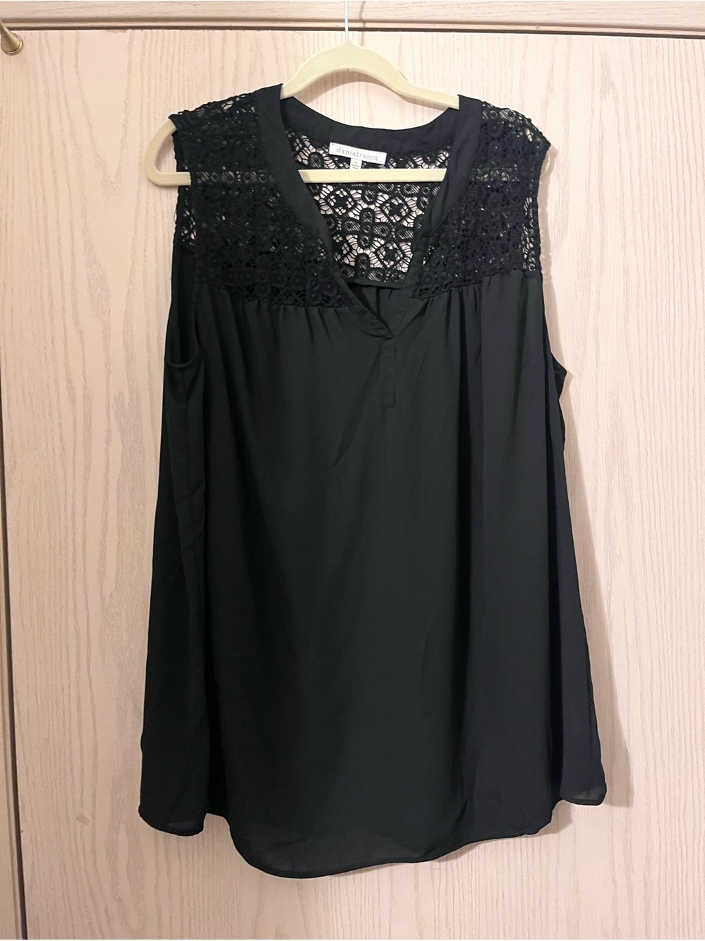 Daniel Rainn Black Lace Yoke Sleeveless Camisole